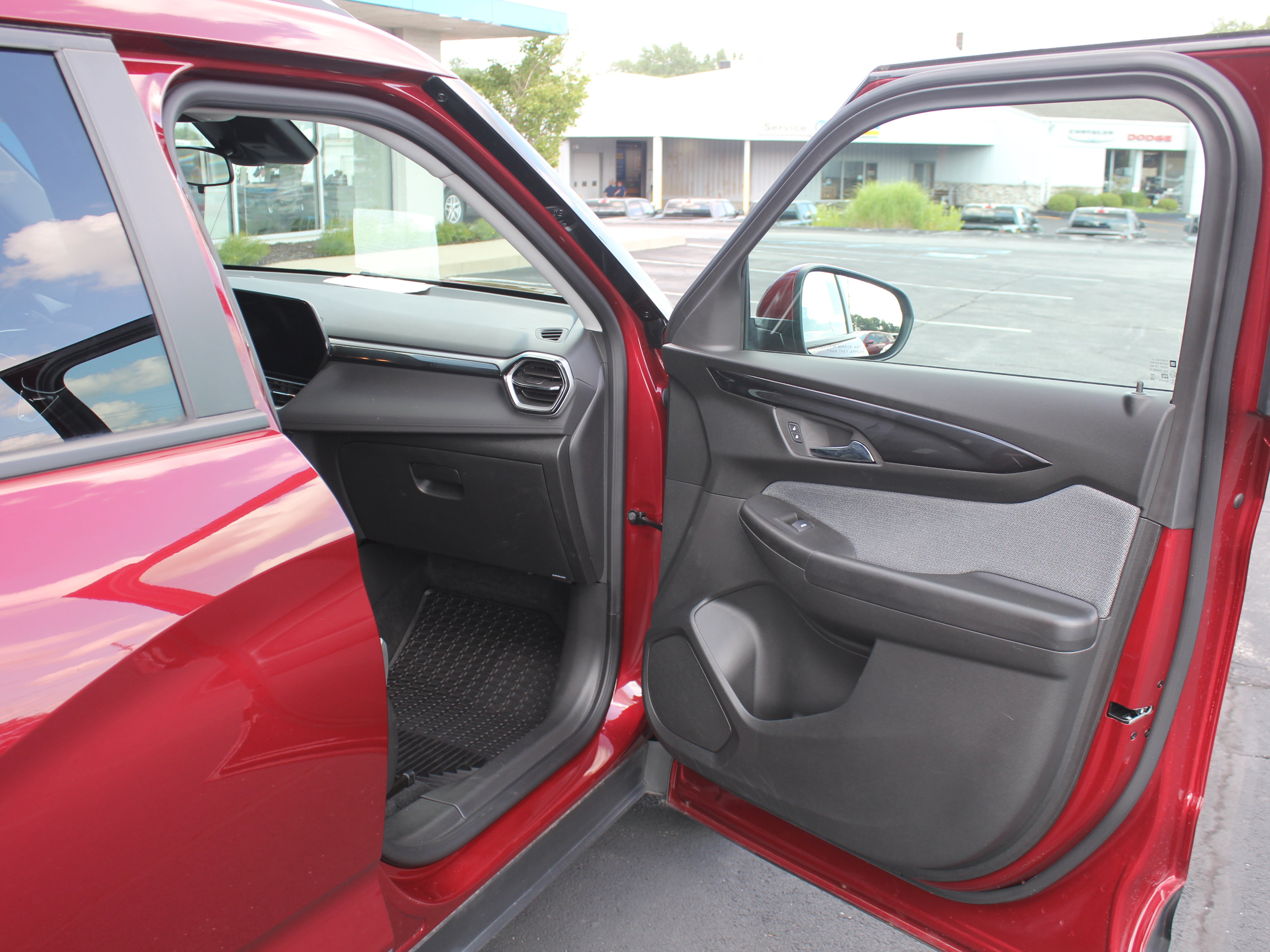 Used 2025 Chevrolet TrailBlazer LT w/ LT Cold Weather Package AWD/4WD image 25