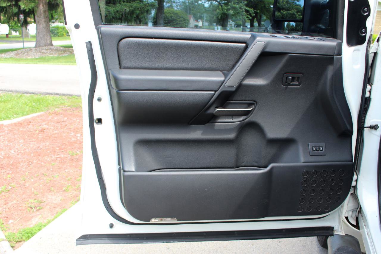 Used 2011 Nissan Titan SL w/ SL Technology Pkg AWD/4WD image 12