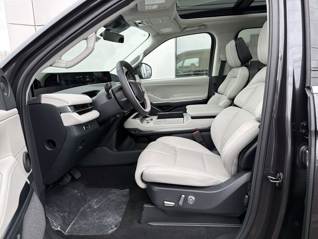 New 2025 Lincoln Navigator Reserve image 5