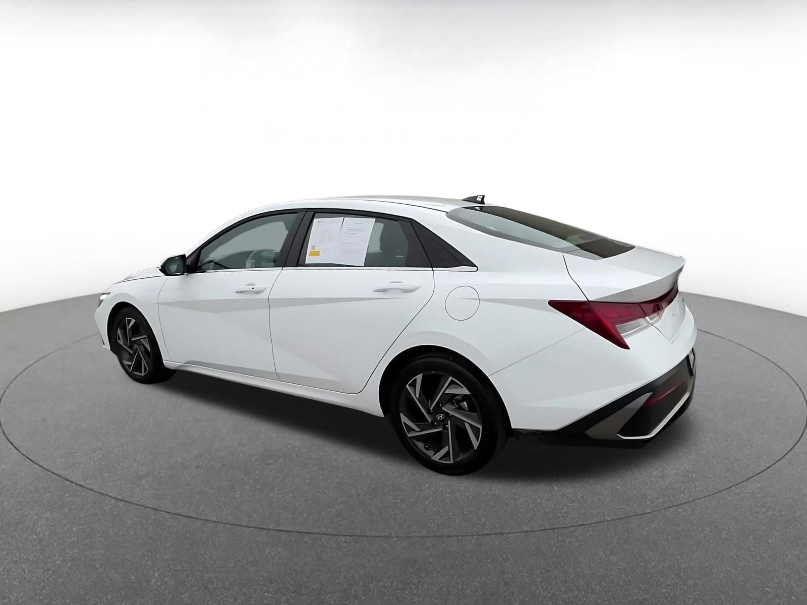 Used 2025 Hyundai Elantra SEL image 10