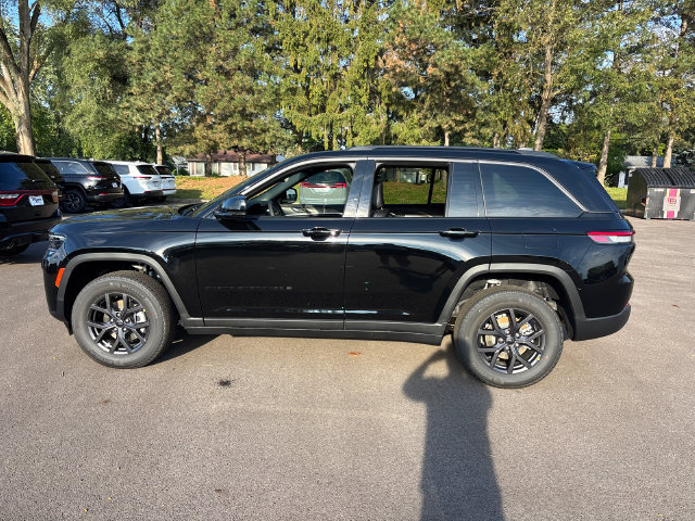 New 2027 Jeep Grand Cherokee Altitude AWD/4WD image 3