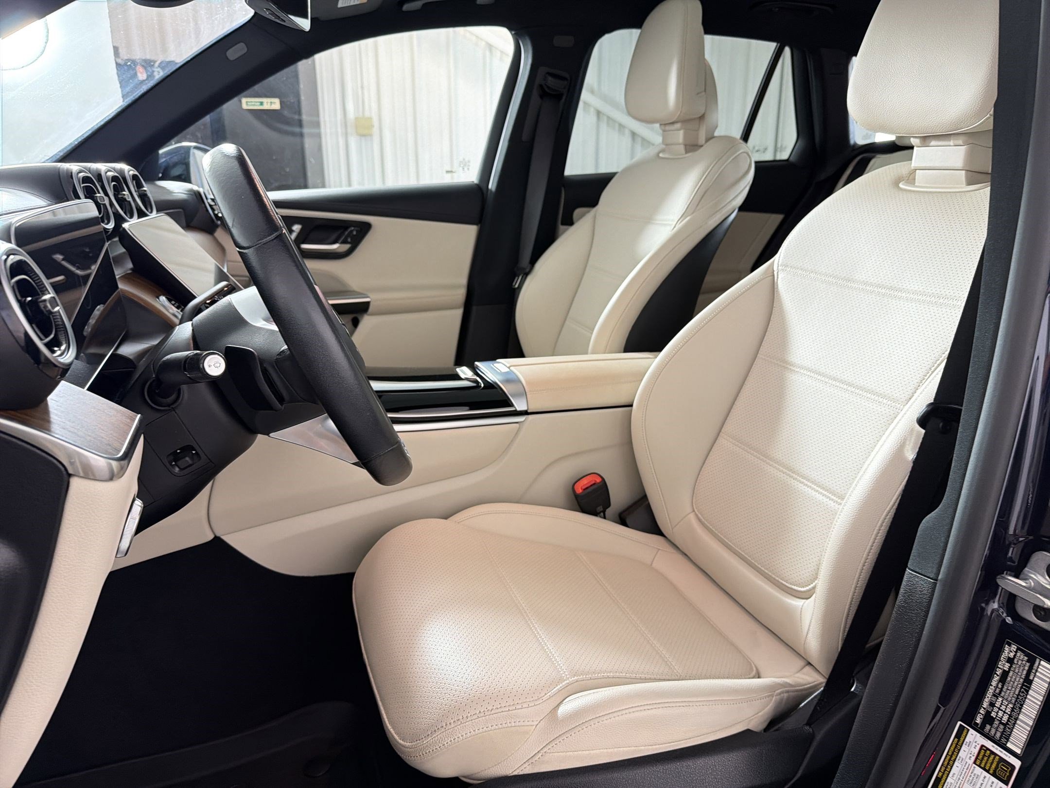 Used 2023 Mercedes-Benz GLC 300 4MATIC image 5