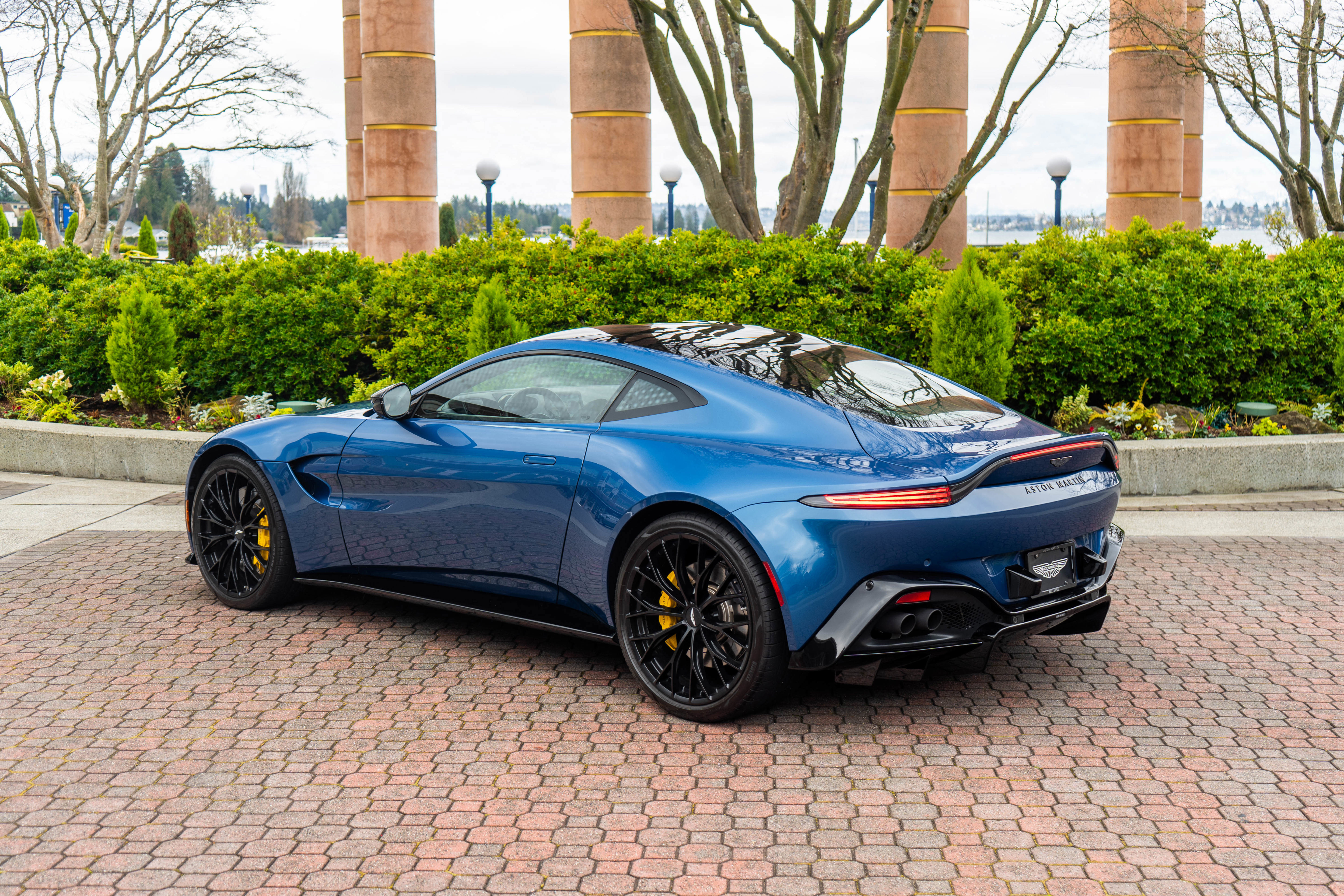 Used 2022 Aston Martin V8 Vantage image 2