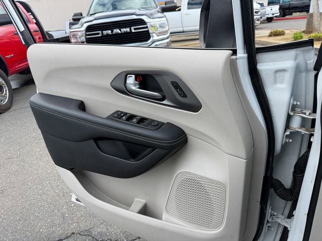 Used 2023 Chrysler Pacifica Touring-L image 13