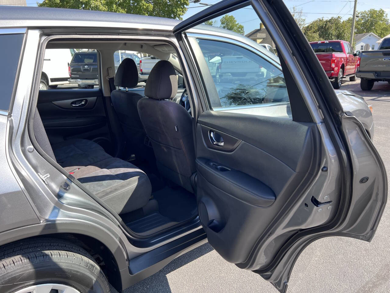 Used 2015 Nissan Rogue S image 24