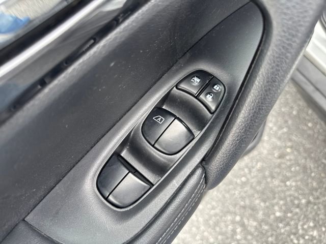 Used 2017 Nissan Rogue SV image 11