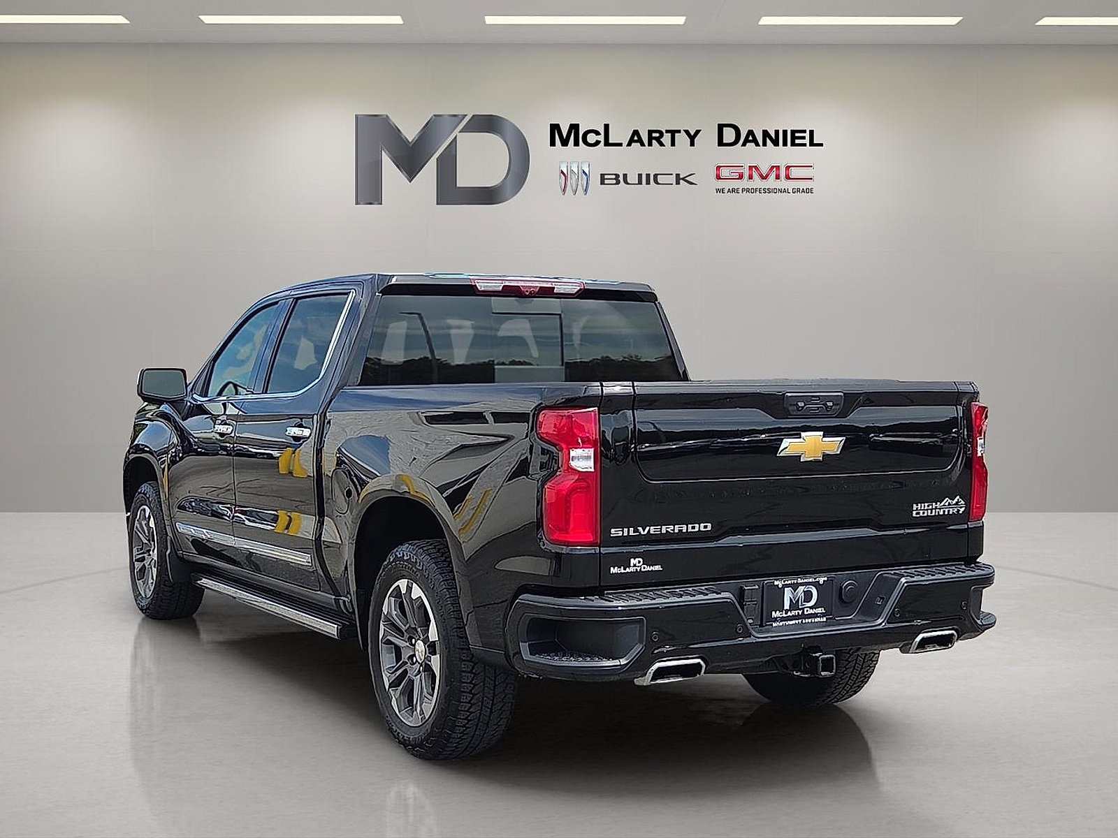 Used 2025 Chevrolet Silverado 1500 High Country w/ Technology Package AWD/4WD image 13