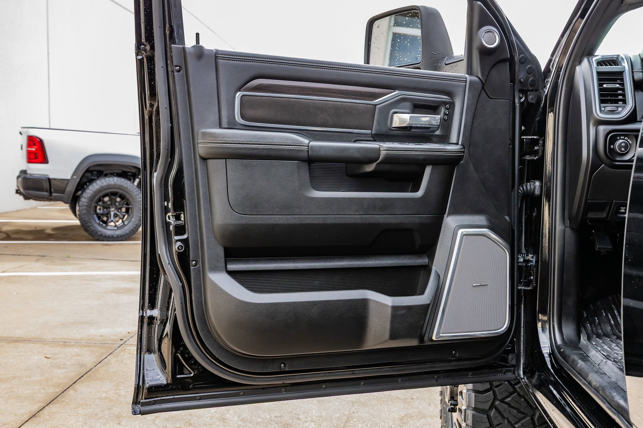 Used 2025 RAM 3500 Laramie image 37