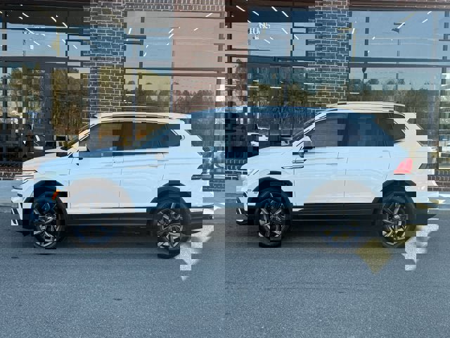 Used 2022 Volkswagen Tiguan SE image 2