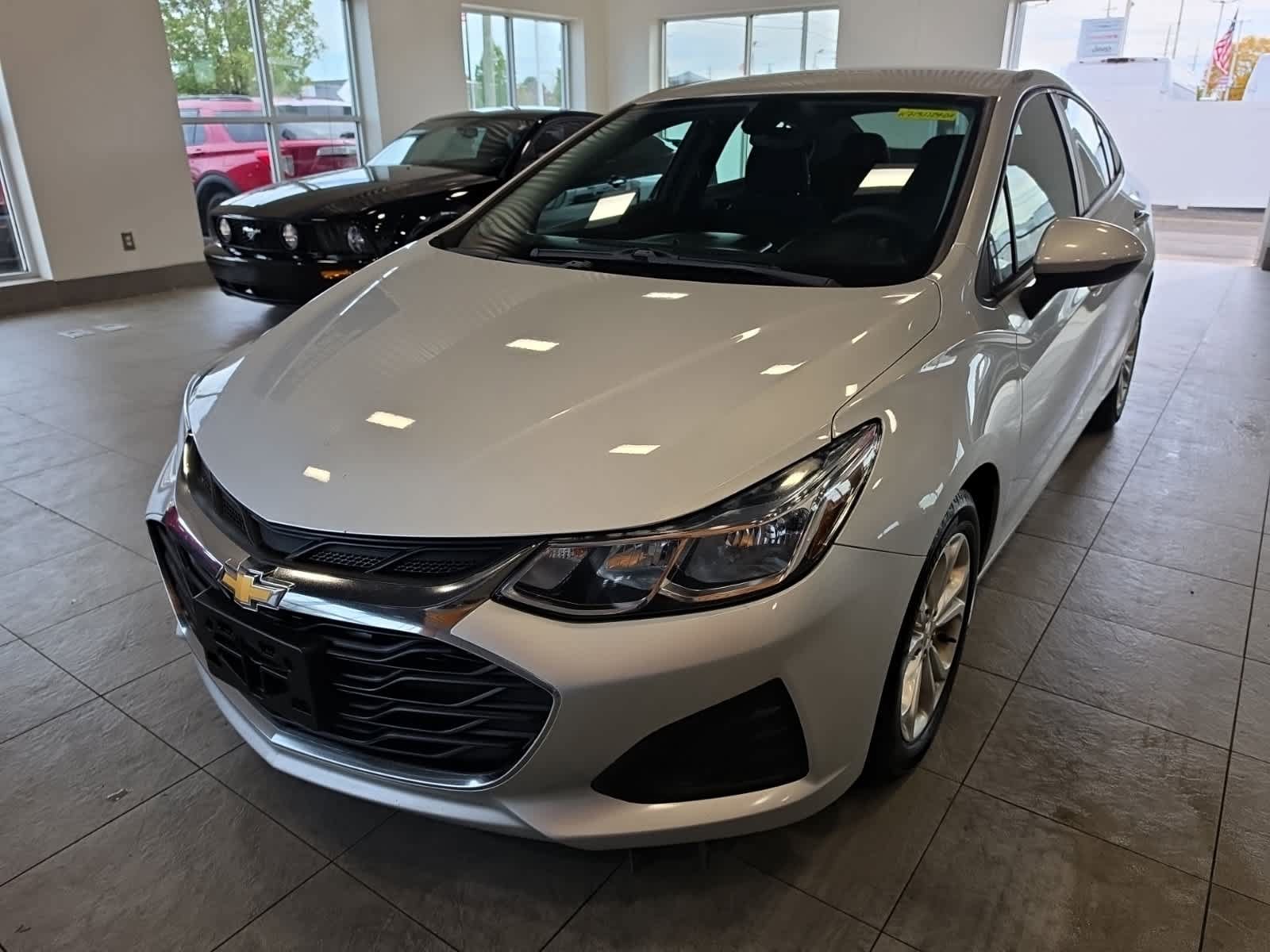 Used 2019 Chevrolet Cruze LS w/ LS Convenience Package FWD image 4