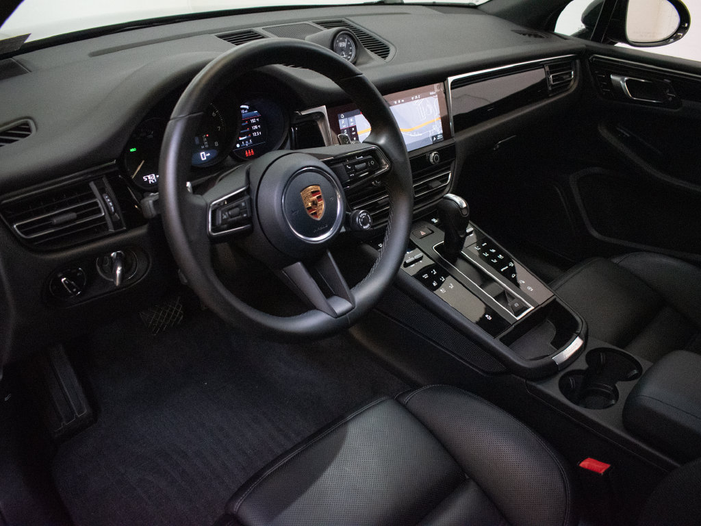 Certified 2026 Porsche Macan AWD/4WD image 4