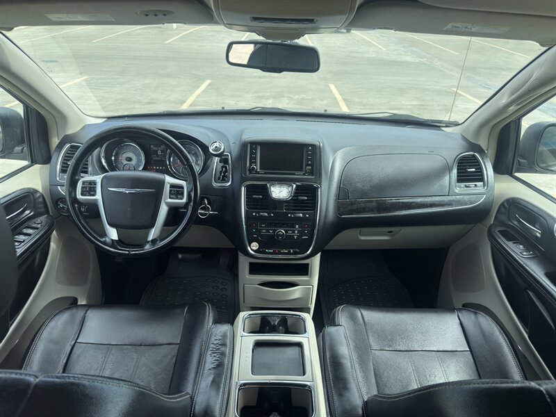Used 2015 Chrysler Town & Country Touring FWD image 15