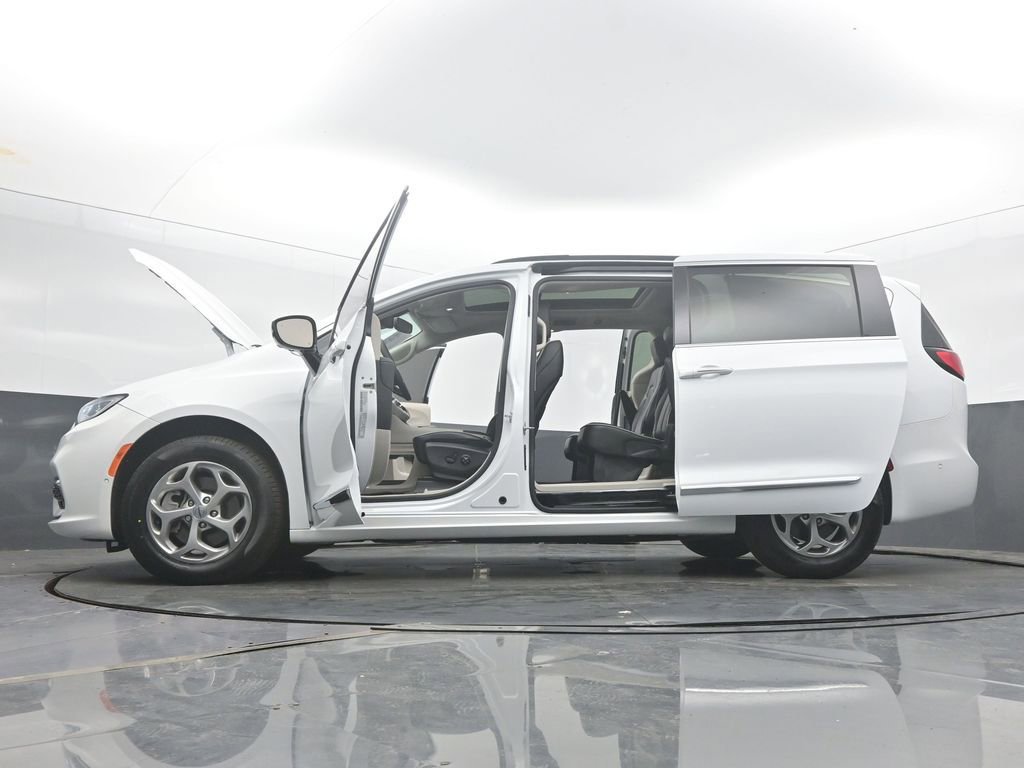 Used 2023 Chrysler Pacifica Limited AWD/4WD image 61