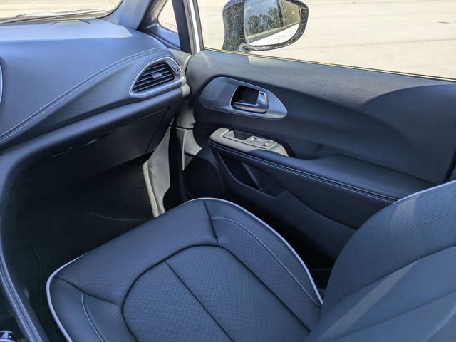 New 2026 Chrysler Pacifica Limited image 20