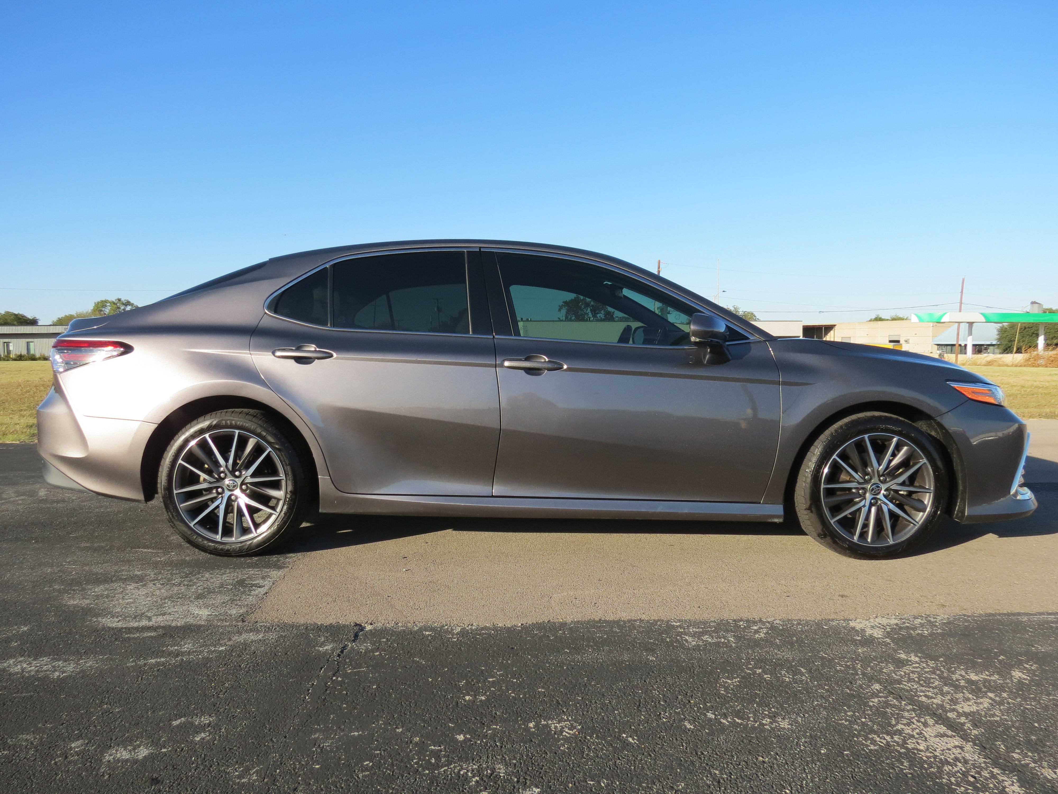 Used 2022 Toyota Camry XLE image 4