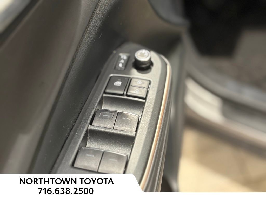 Used 2023 Toyota Crown Limited image 33