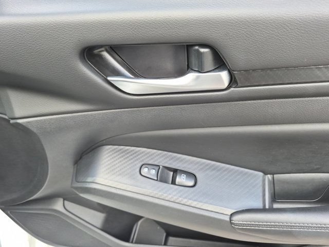 Used 2025 Nissan Altima 2.5 SV FWD image 33