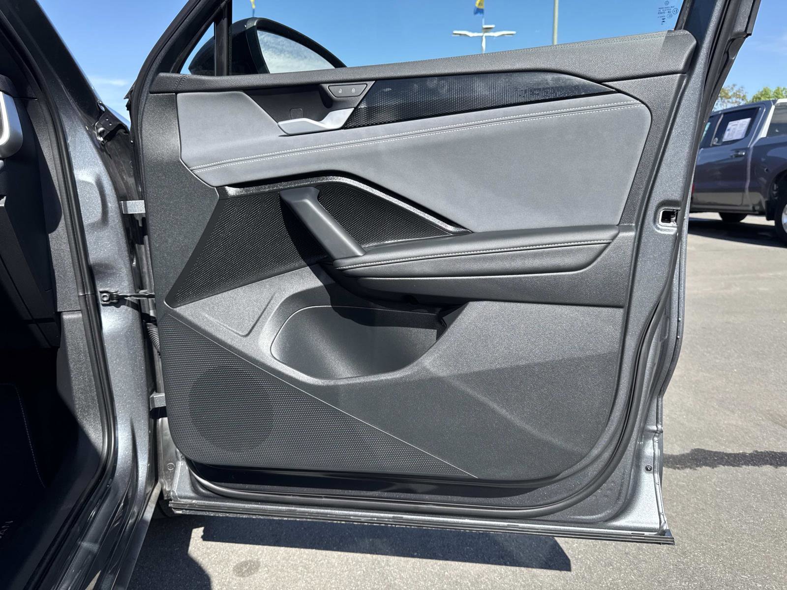 Used 2025 Volkswagen Tiguan SE R-Line image 30