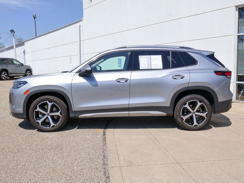 Used 2025 Volkswagen Tiguan SE image 2