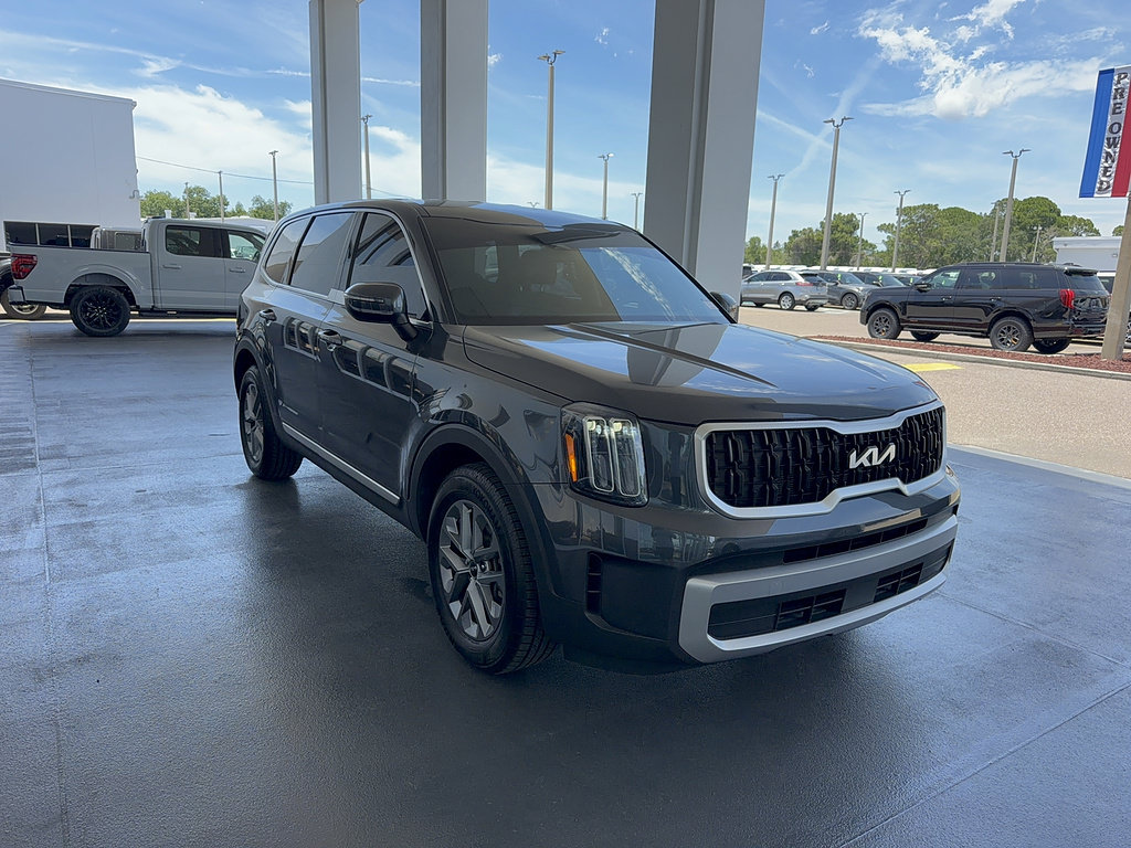 Used 2023 Kia Telluride LX FWD image 4