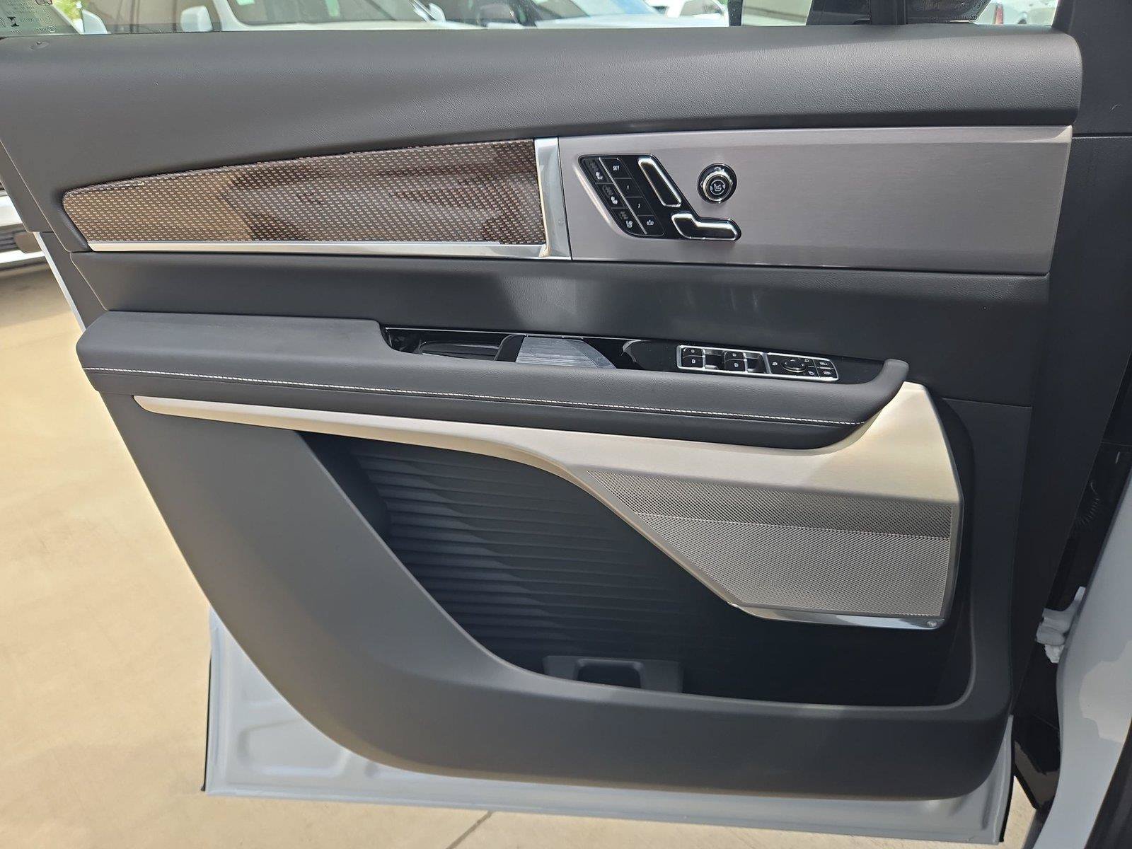 New 2027 Cadillac Vistiq Sport w/ LPO, Floor Liner Package AWD/4WD image 24
