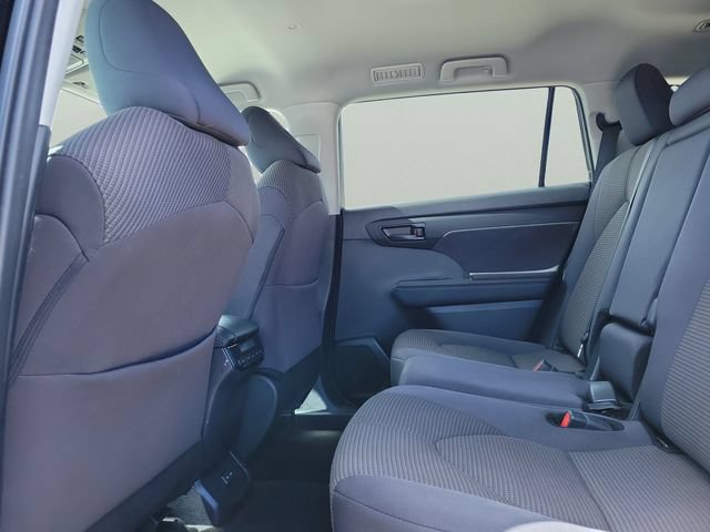 Used 2024 Toyota Highlander LE FWD image 7