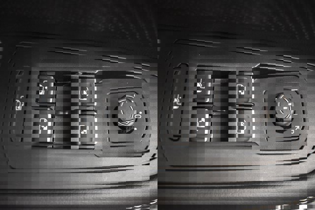 Used 2025 Volkswagen Atlas SE image 23