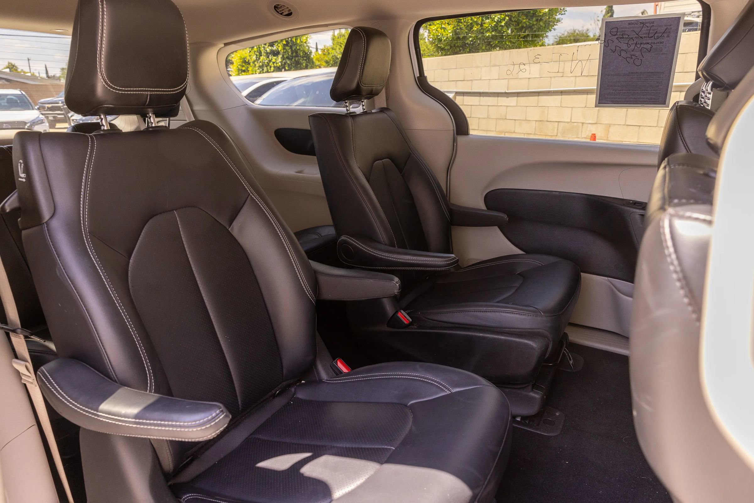 Used 2024 Chrysler Pacifica Limited FWD image 33