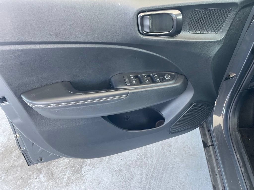 Used 2024 Hyundai Venue Limited FWD image 9