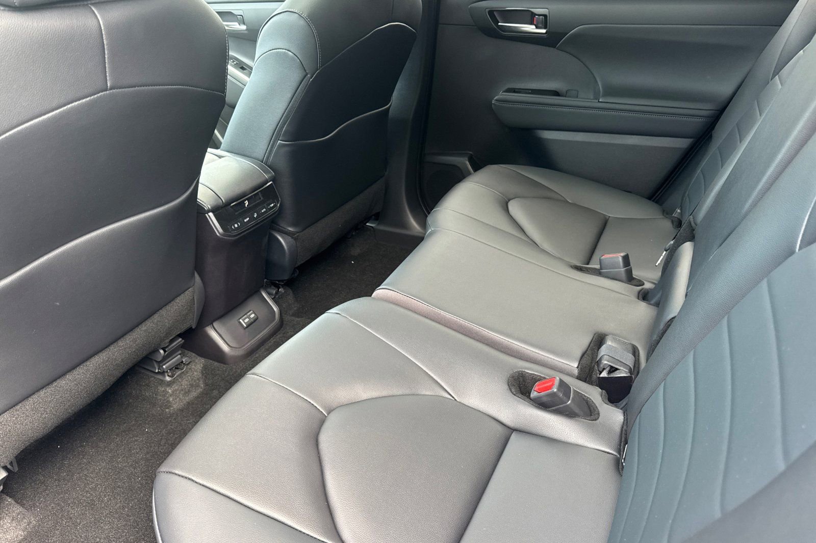 New 2026 Toyota Highlander XLE AWD/4WD image 5