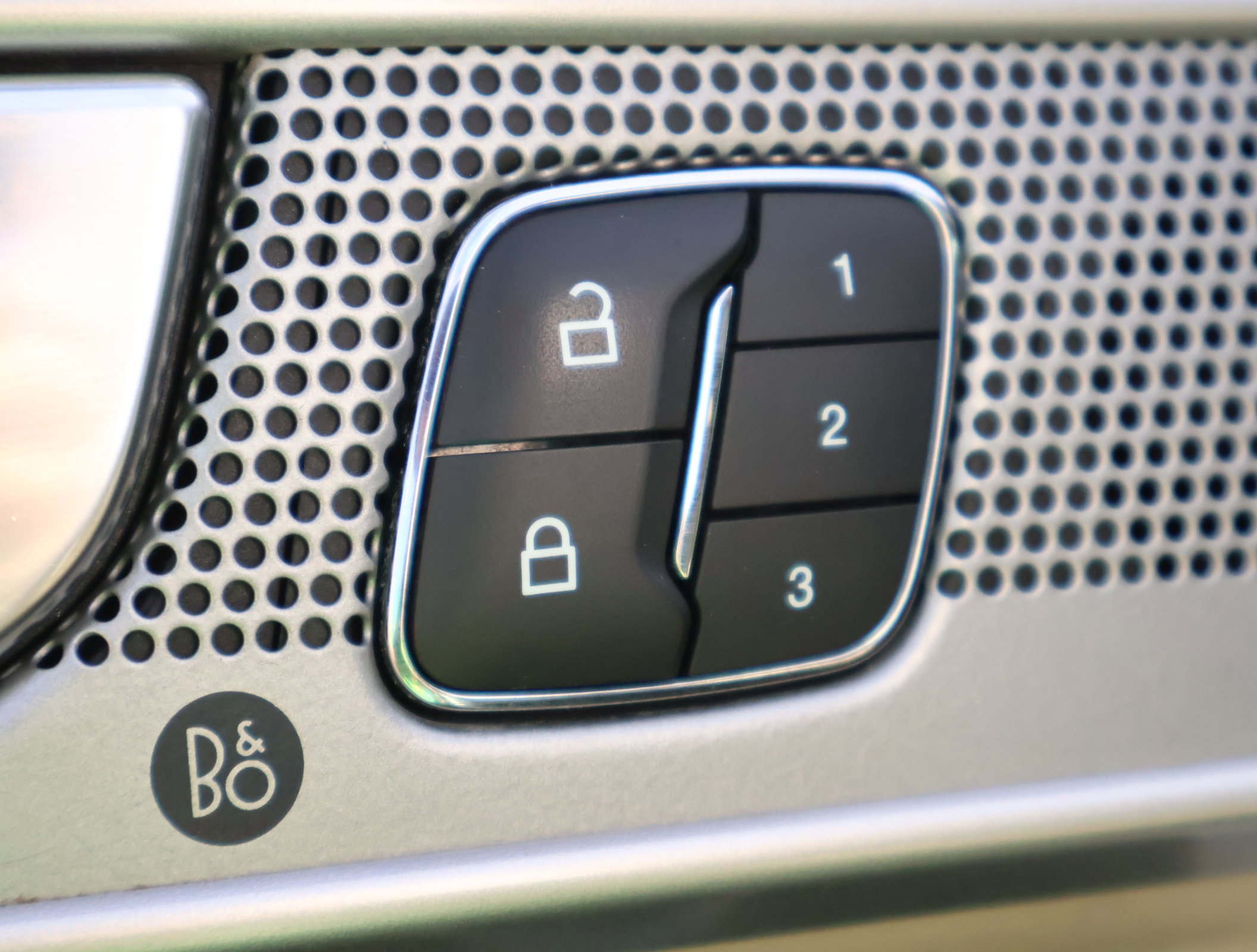 Used 2022 Ford Explorer Limited w/ Equipment Group 301A image 9