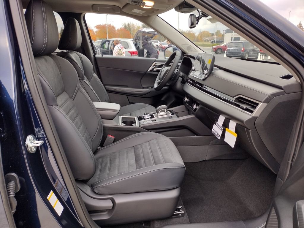 New 2025 Mitsubishi Outlander SE image 11