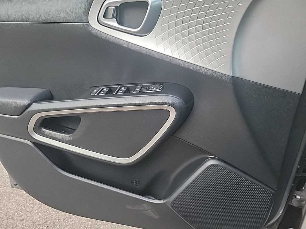 Used 2025 Kia Soul LX w/ LX Technology Package FWD image 31