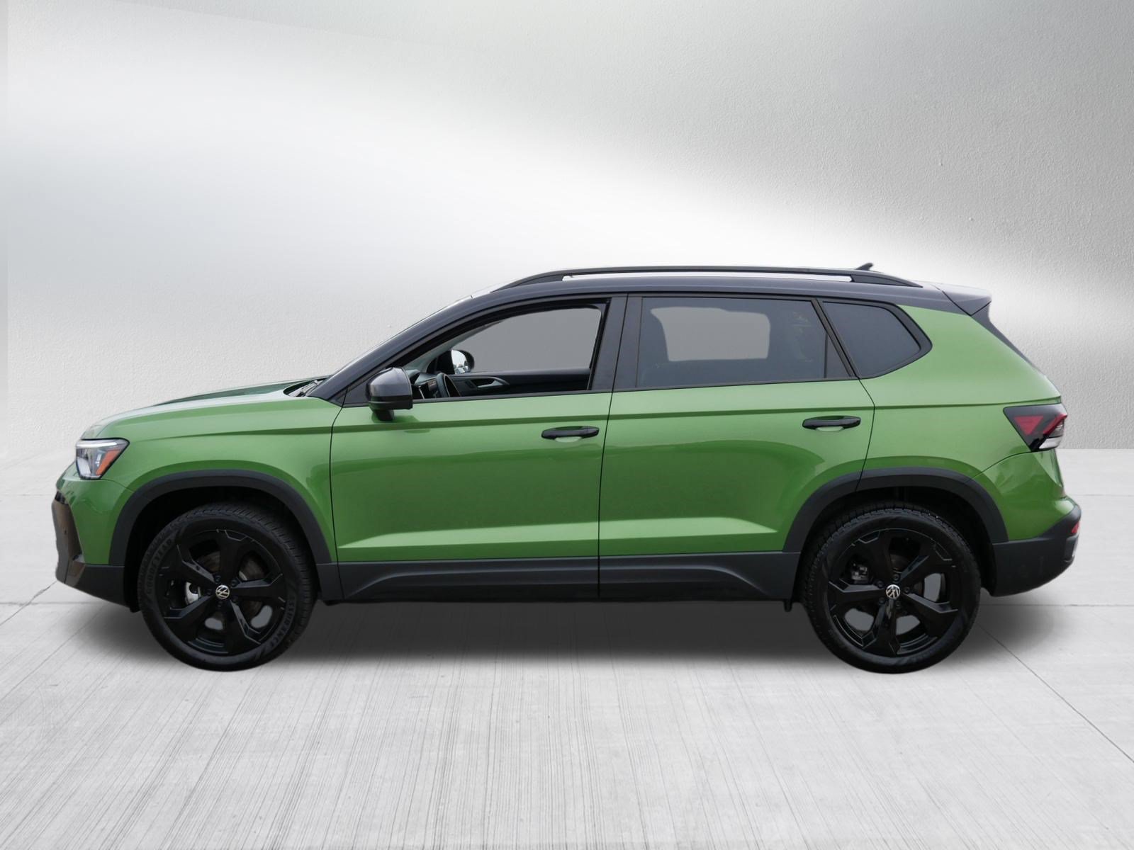 Used 2025 Volkswagen Taos SE AWD/4WD image 4