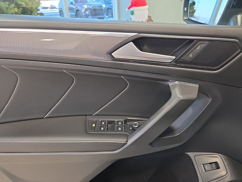 Used 2022 Volkswagen Tiguan SE R-Line image 11