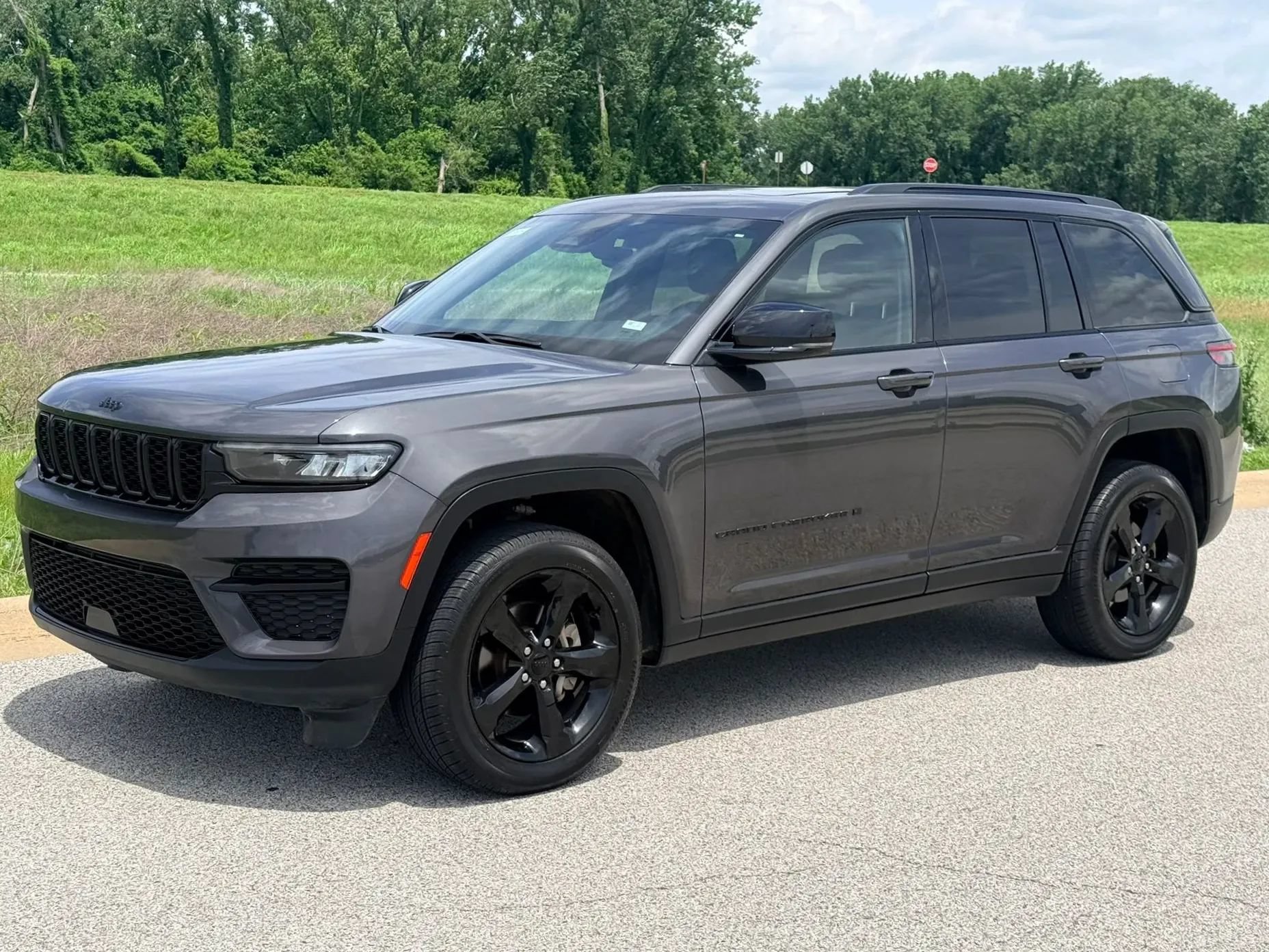 Used 2023 Jeep Grand Cherokee Altitude AWD/4WD image 1