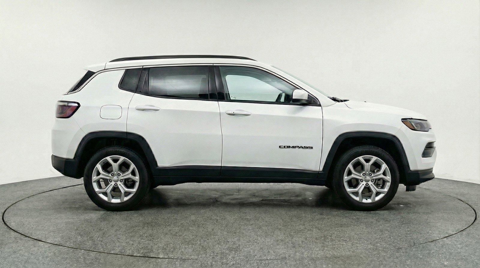 Used 2025 Jeep Compass Latitude image 9