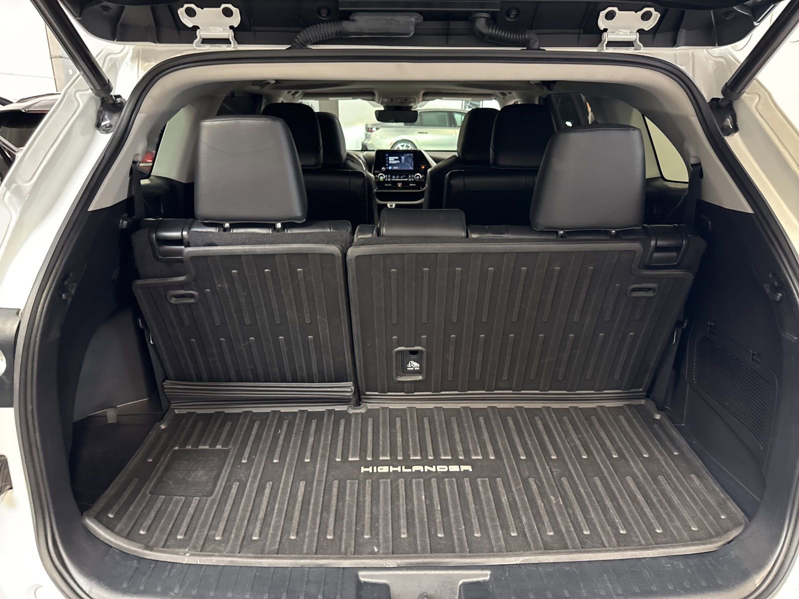 Used 2023 Toyota Highlander XLE image 30
