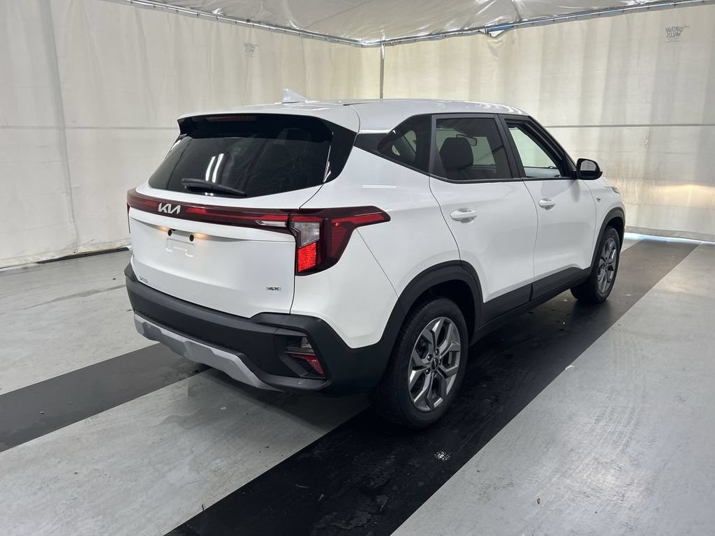 Used 2024 Kia Seltos LX AWD/4WD image 2