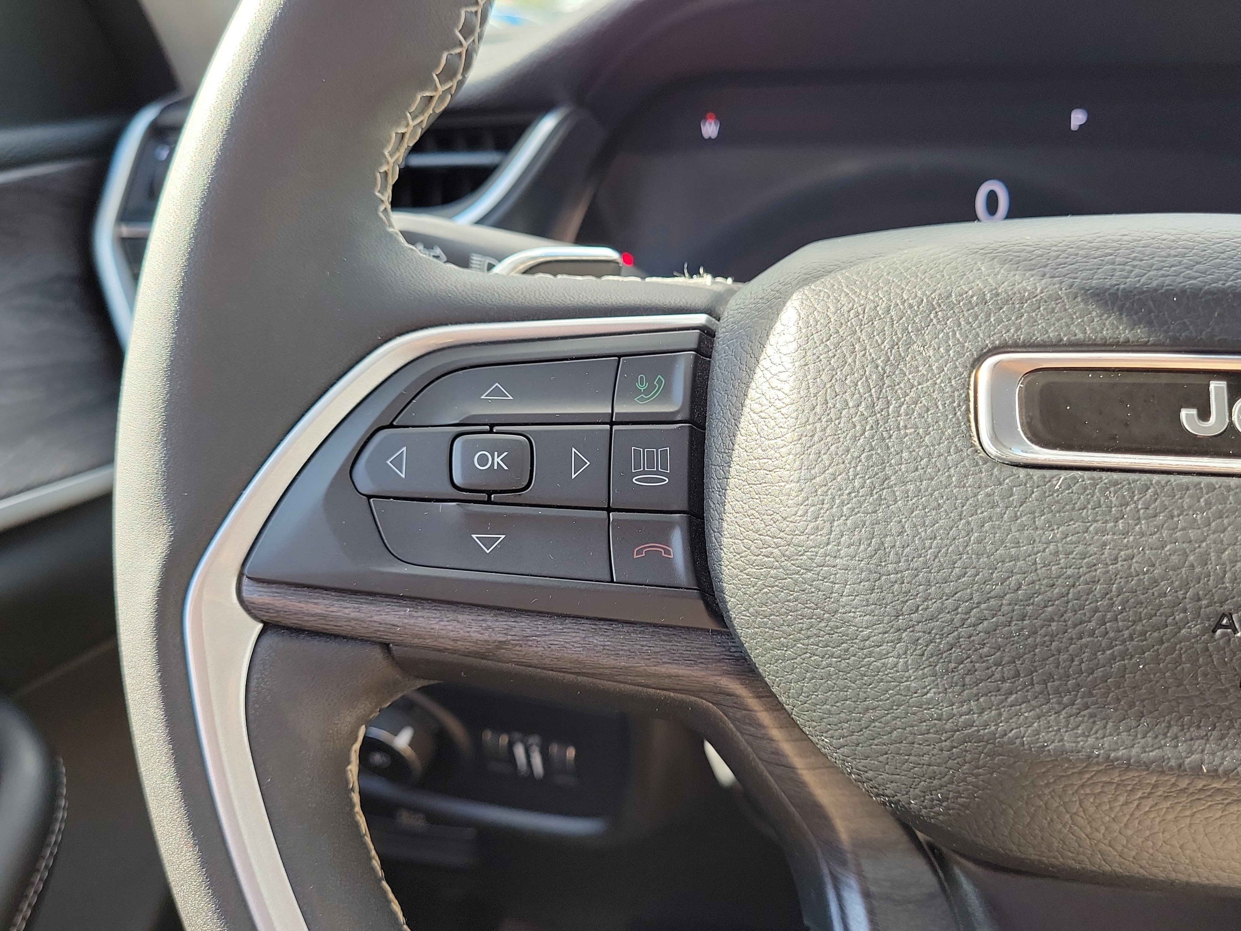 Used 2023 Jeep Grand Cherokee Limited w/ Luxury Tech Group II image 14