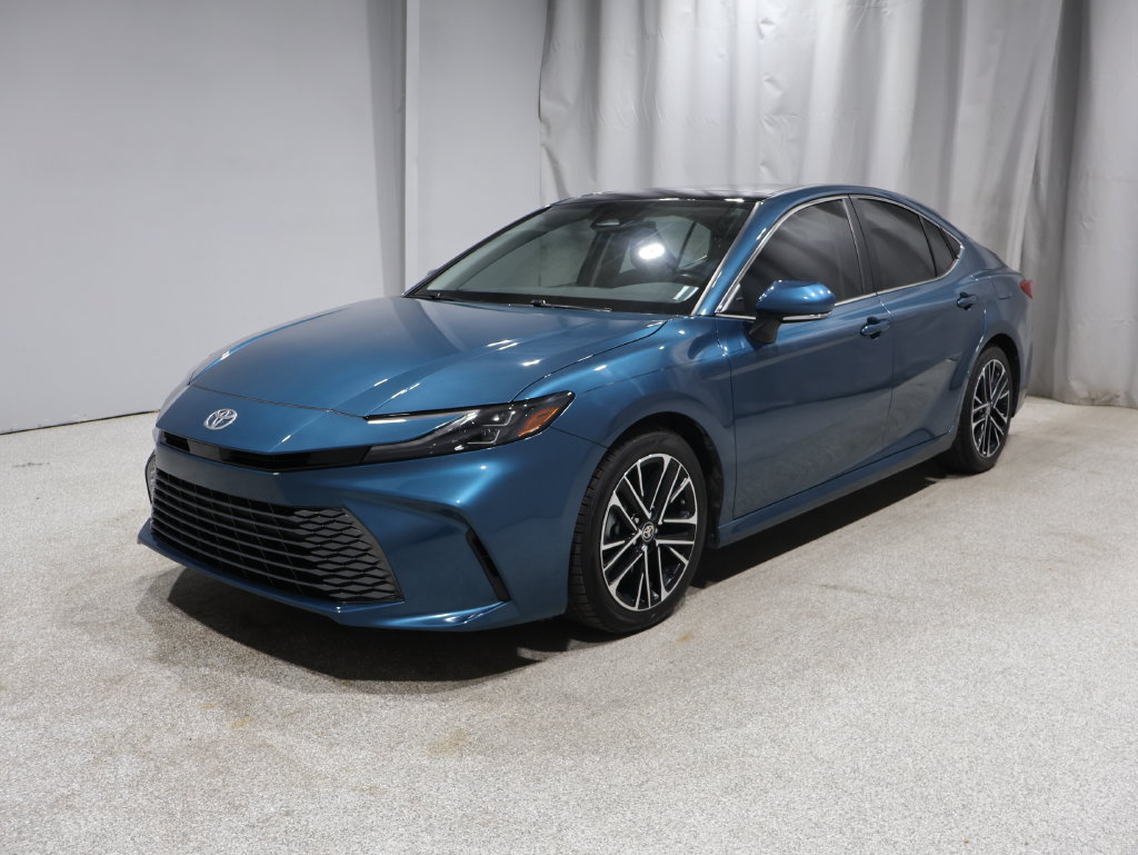 Used 2025 Toyota Camry XLE FWD image 5
