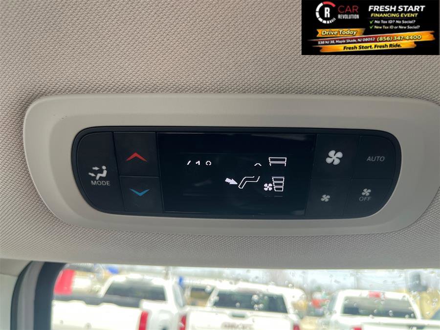 Used 2023 Chrysler Pacifica Touring-L FWD image 33