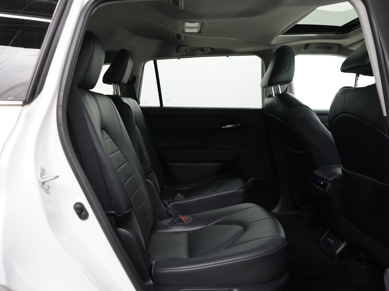 Used 2022 Toyota Highlander XLE image 12