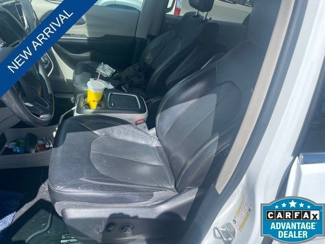 Used 2022 Chrysler Pacifica Touring-L FWD image 9