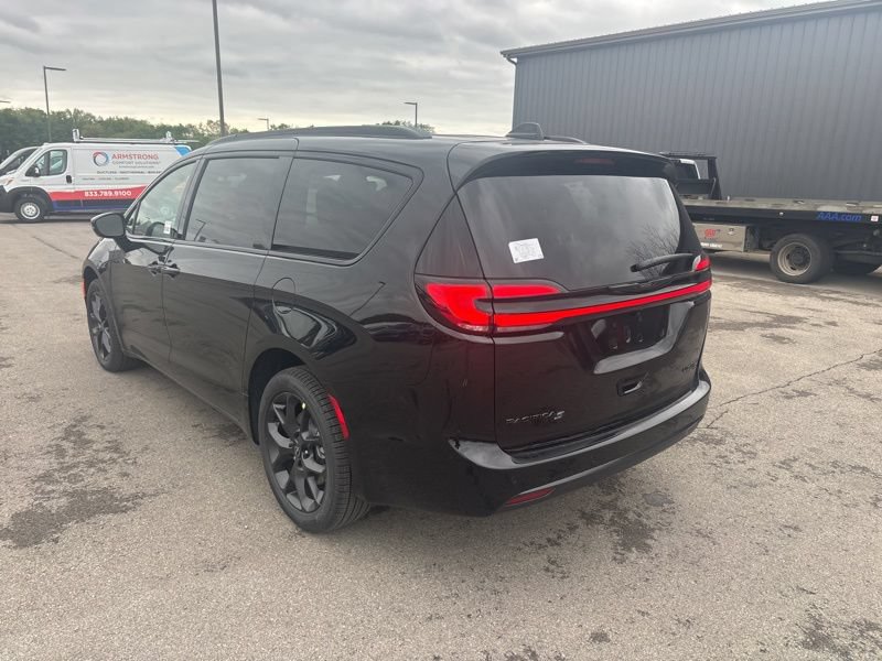 New 2026 Chrysler Pacifica Limited w/ S Appearance Package AWD/4WD image 5