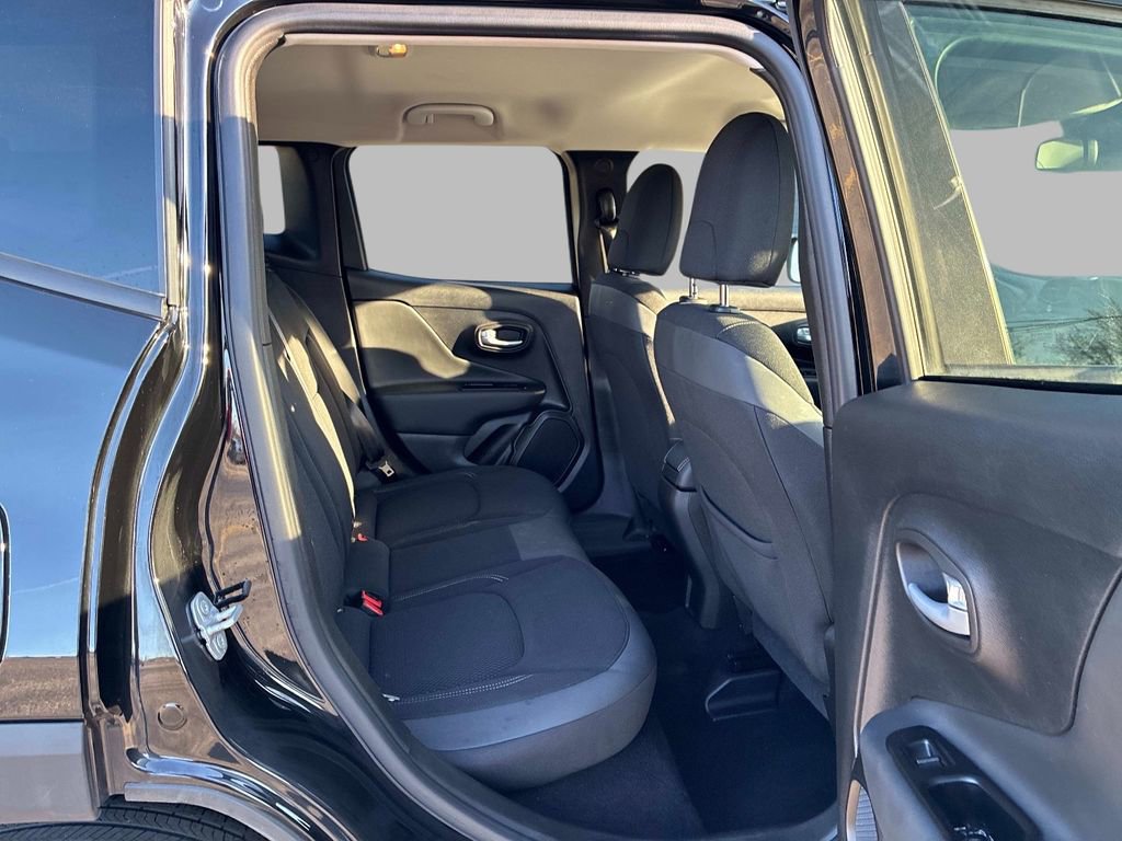 Certified 2023 Jeep Renegade Latitude w/ Premium Group AWD/4WD image 10