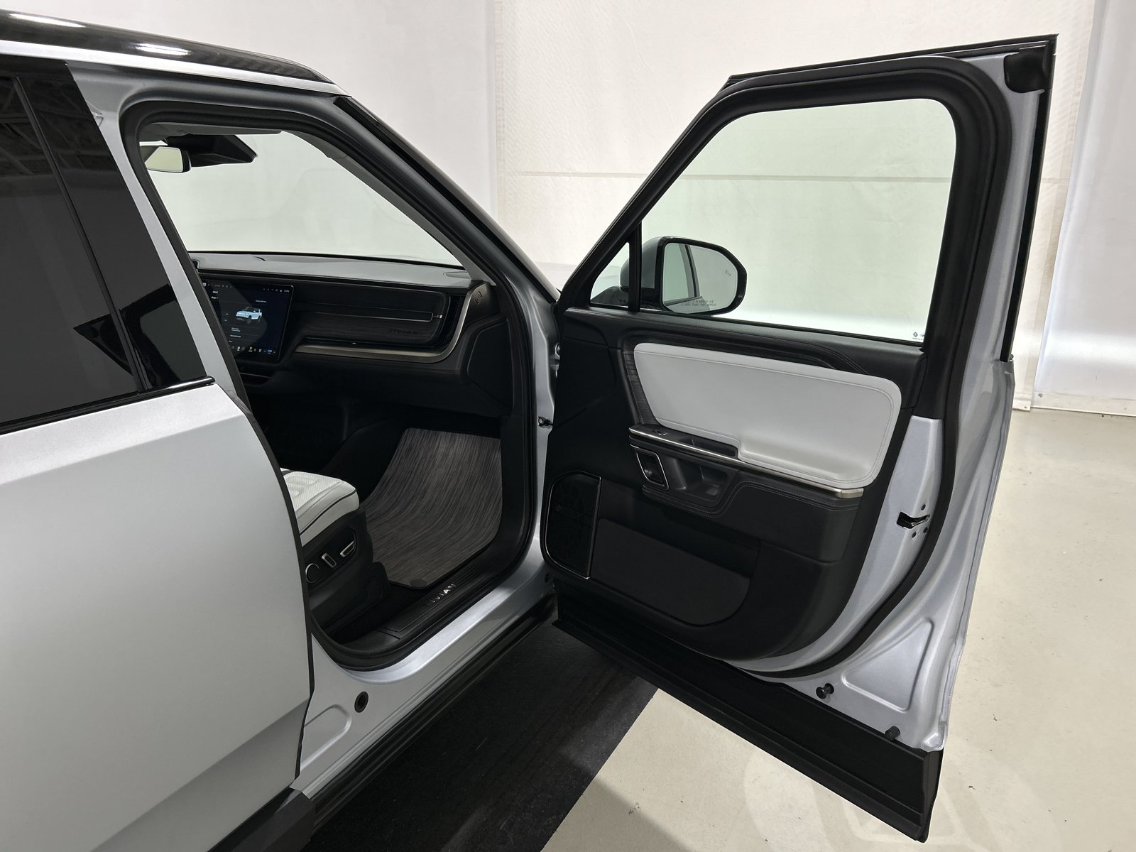 Used 2024 Rivian R1S Adventure AWD/4WD image 18