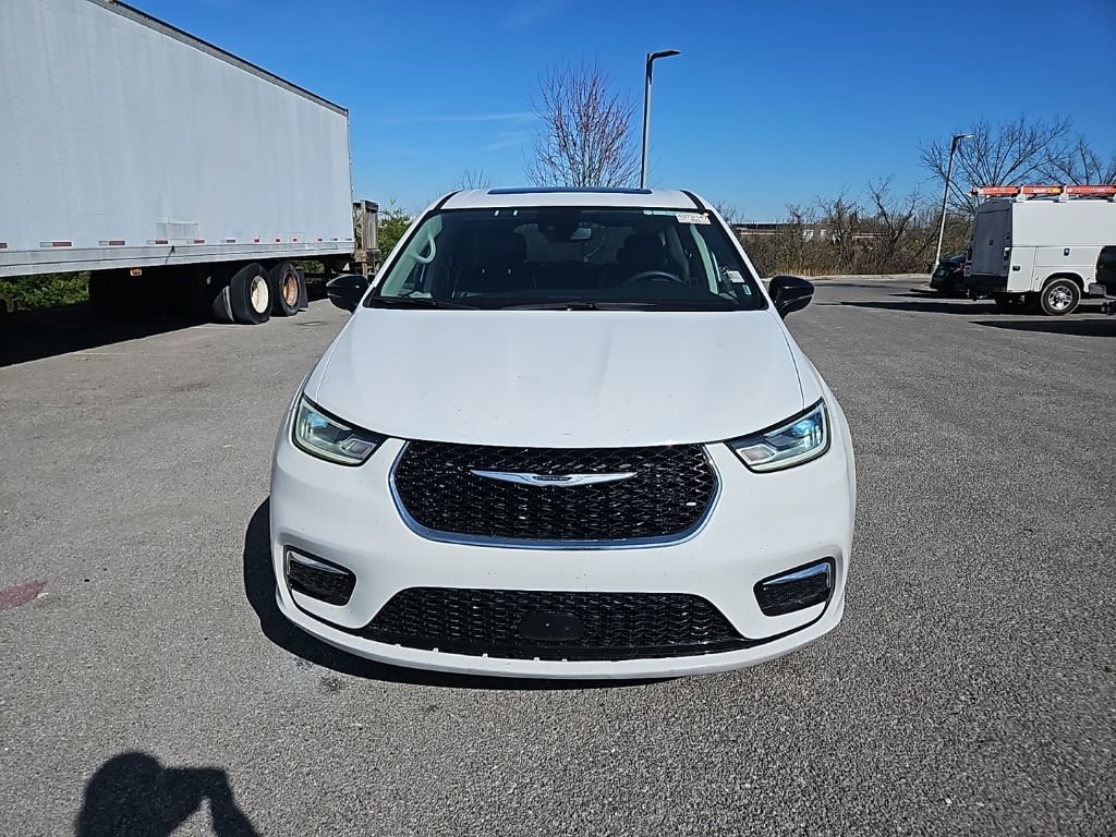 Used 2024 Chrysler Pacifica Limited image 2