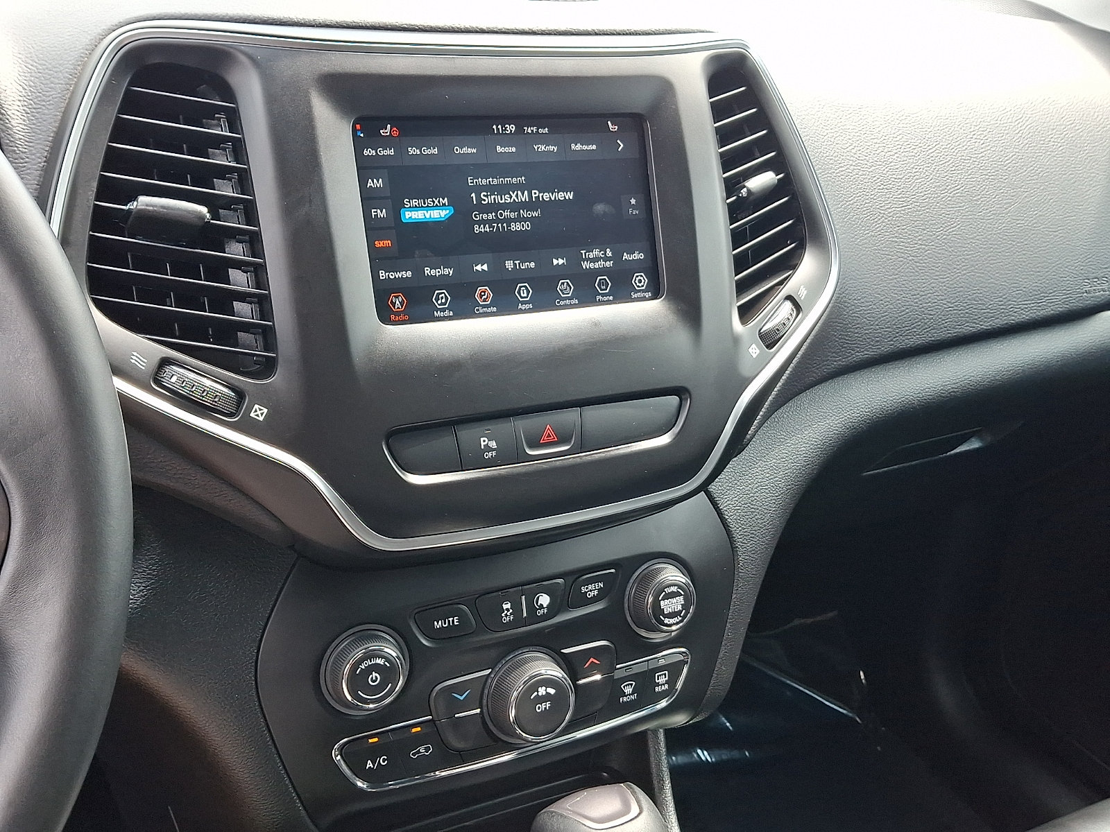 Used 2019 Jeep Cherokee Latitude Plus w/ Cold Weather Group AWD/4WD image 19