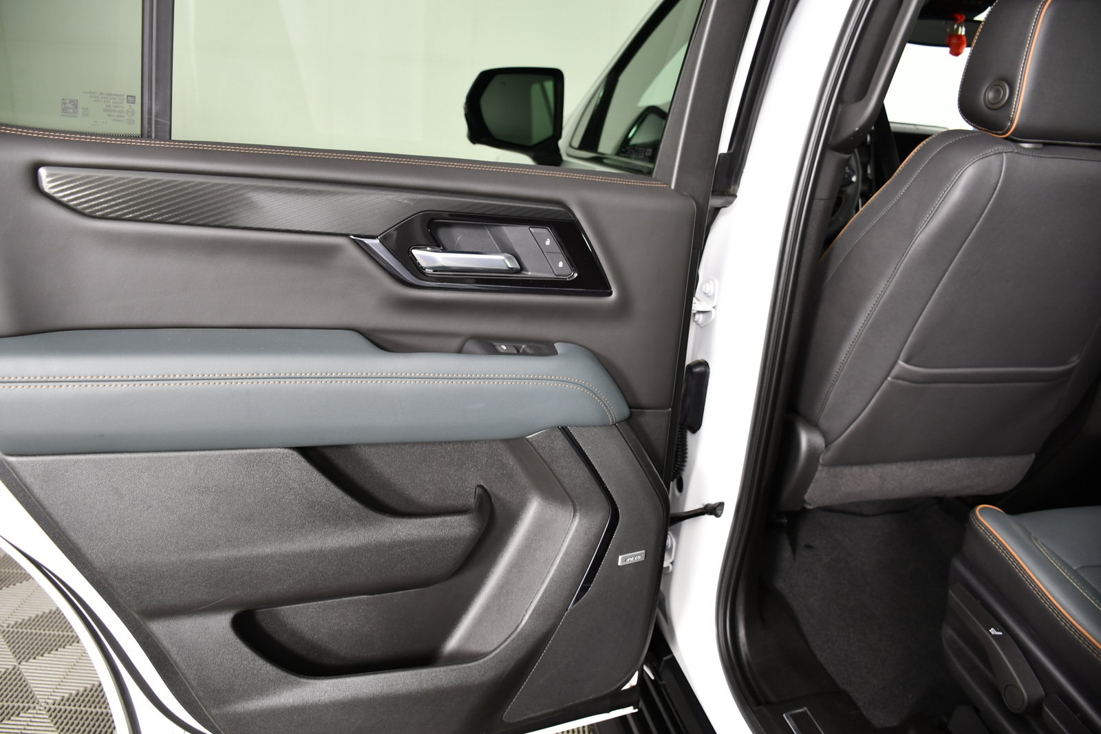 Used 2025 GMC Yukon AT4 AWD/4WD image 49